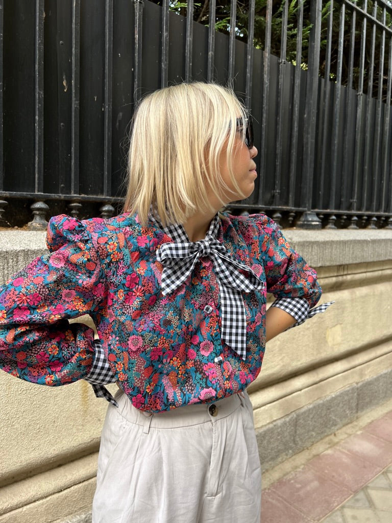 Blusa Marie Liberty combinada con vichy negro