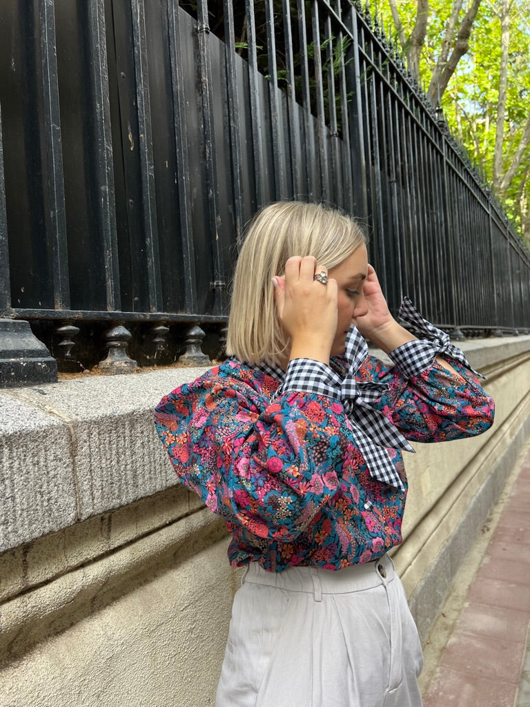 Blusa Marie Liberty combinada con vichy negro